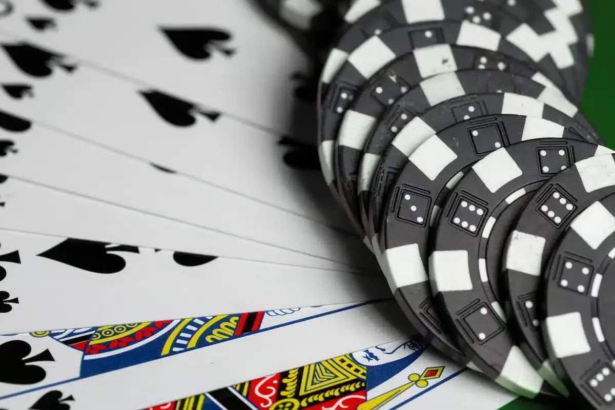 Luật chơi poker chi tiết và mẹo áp dụng luật chơi poker dành cho người mới